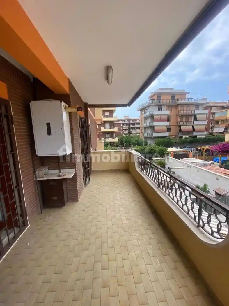 Palazzo - Edificio in vendita a Pomezia