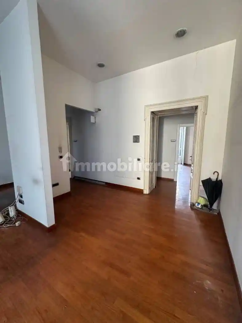 Palazzo - Edificio in Affitto - foto 2