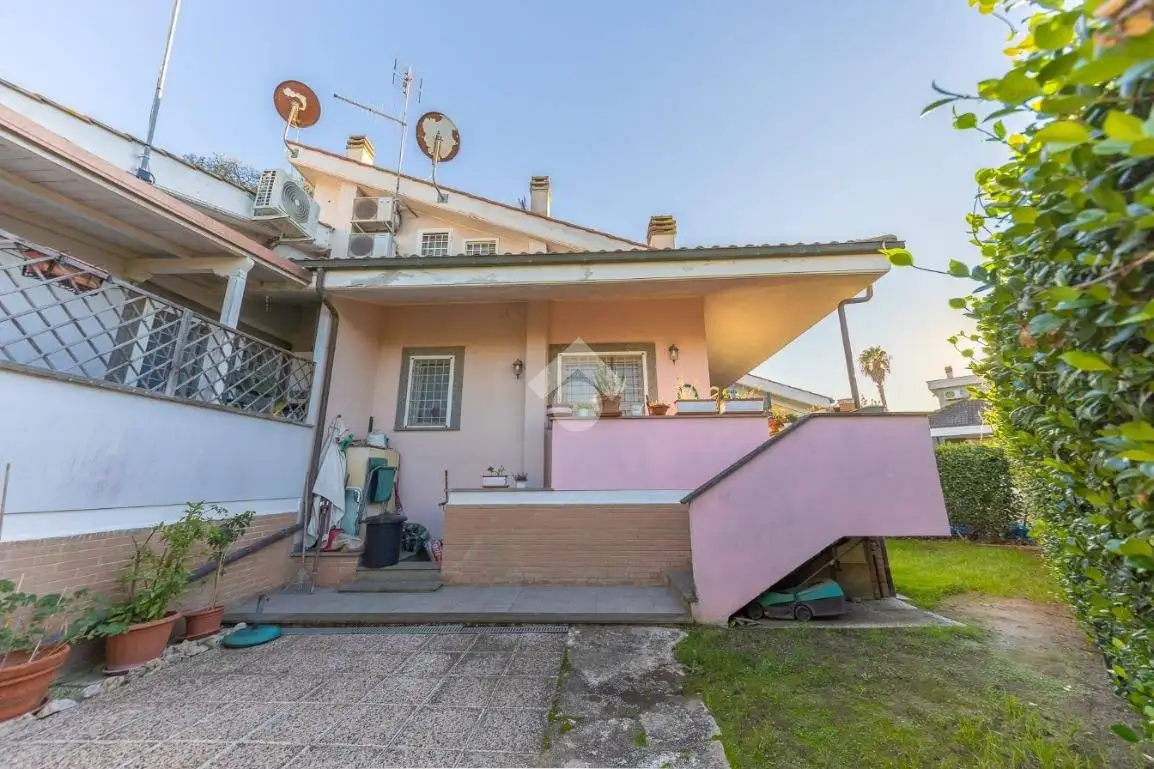 Villa bifamiliare in vendita a Roma