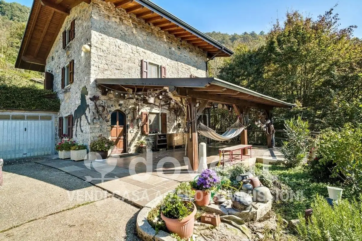 Villa in vendita a Val Brembilla