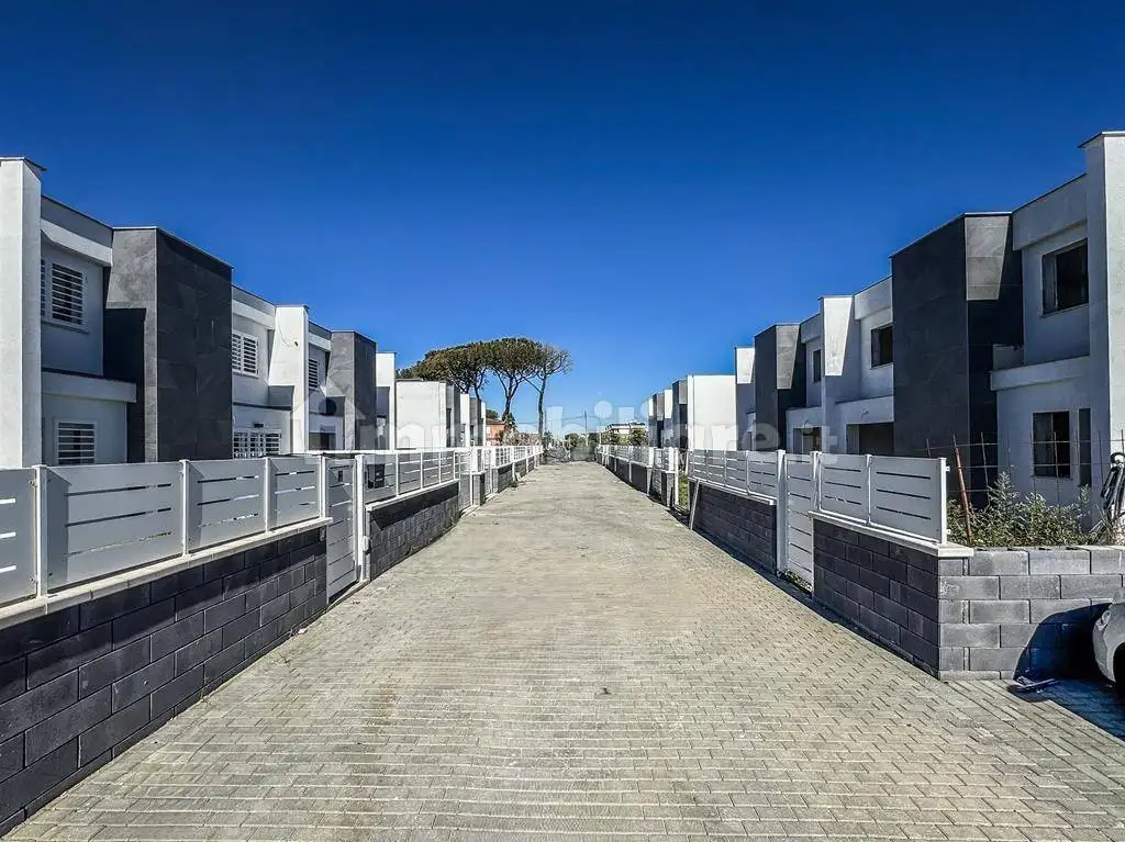 Villa bifamiliare in vendita a Roma