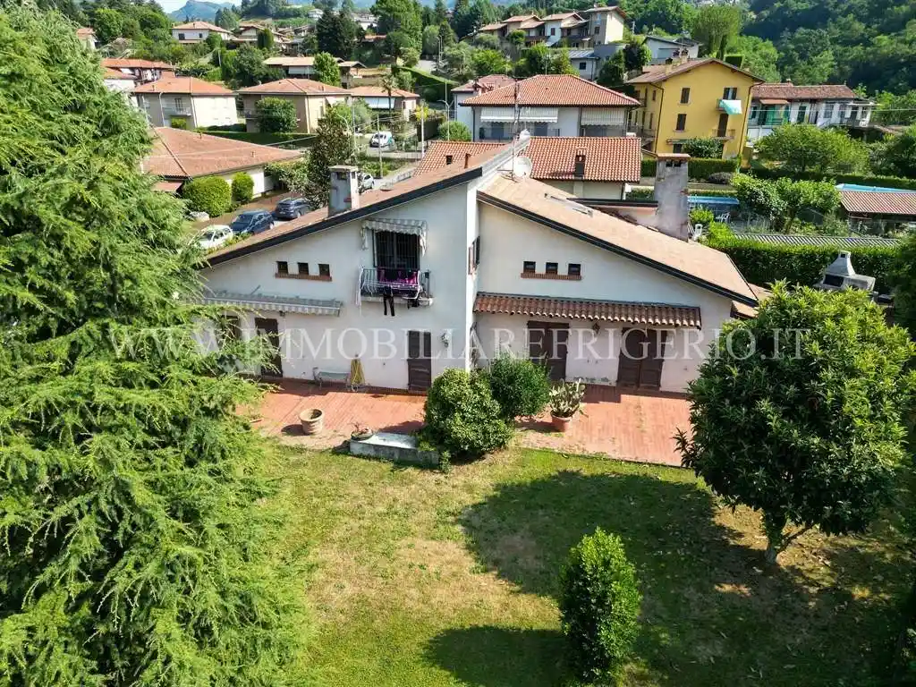 Villa in vendita a Caprino Bergamasco
