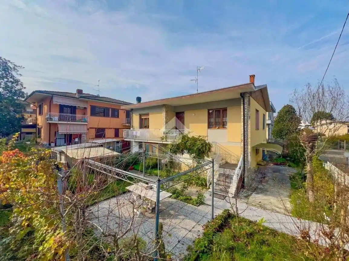 Villa in vendita a Broni