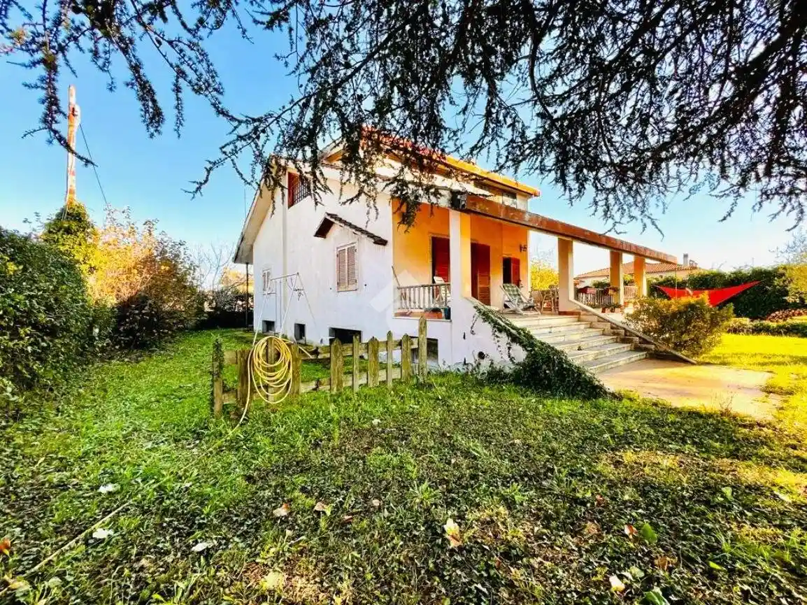 Villa in vendita a Anguillara Sabazia