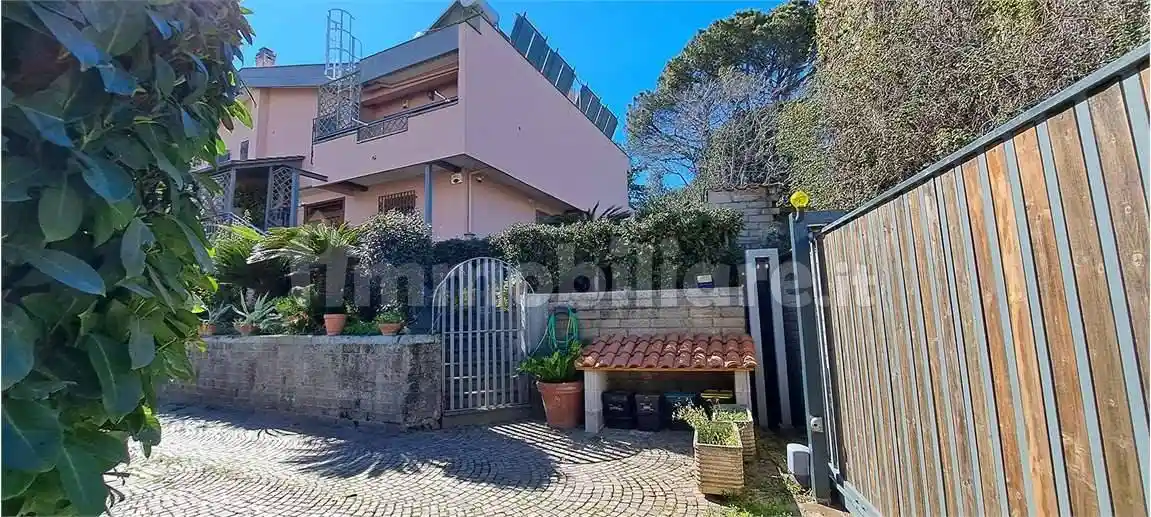 Villa in vendita a Pomezia