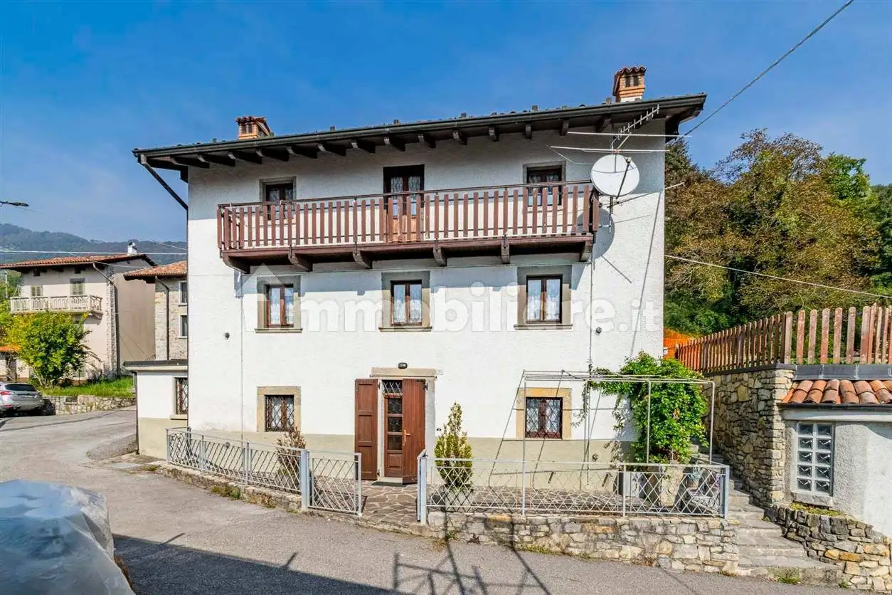 Villa in vendita a Val Brembilla
