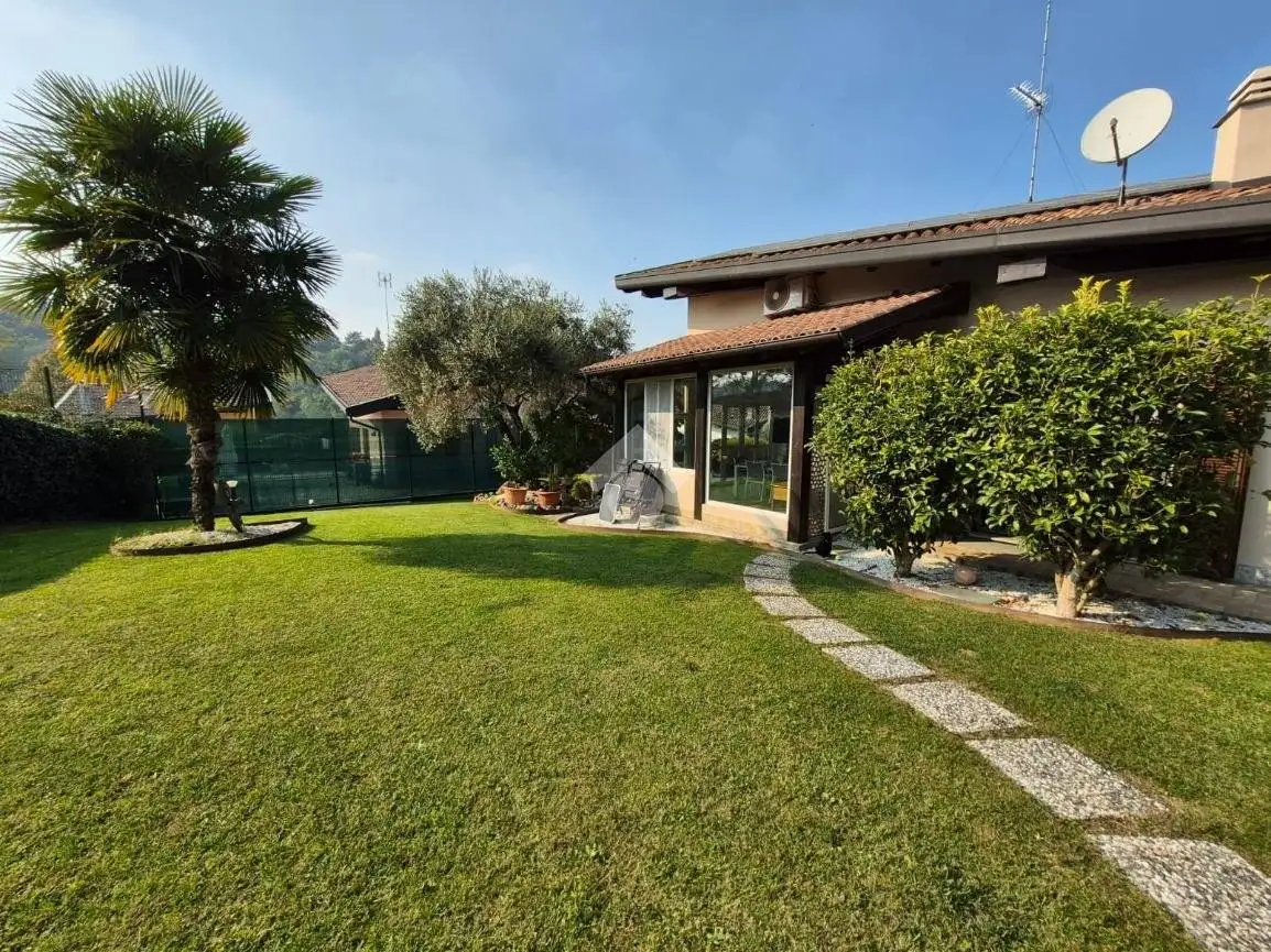 Villa in vendita a Carugo