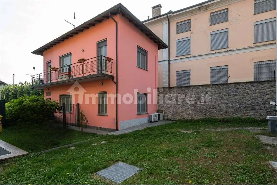Casa indipendente in vendita a Azzate
