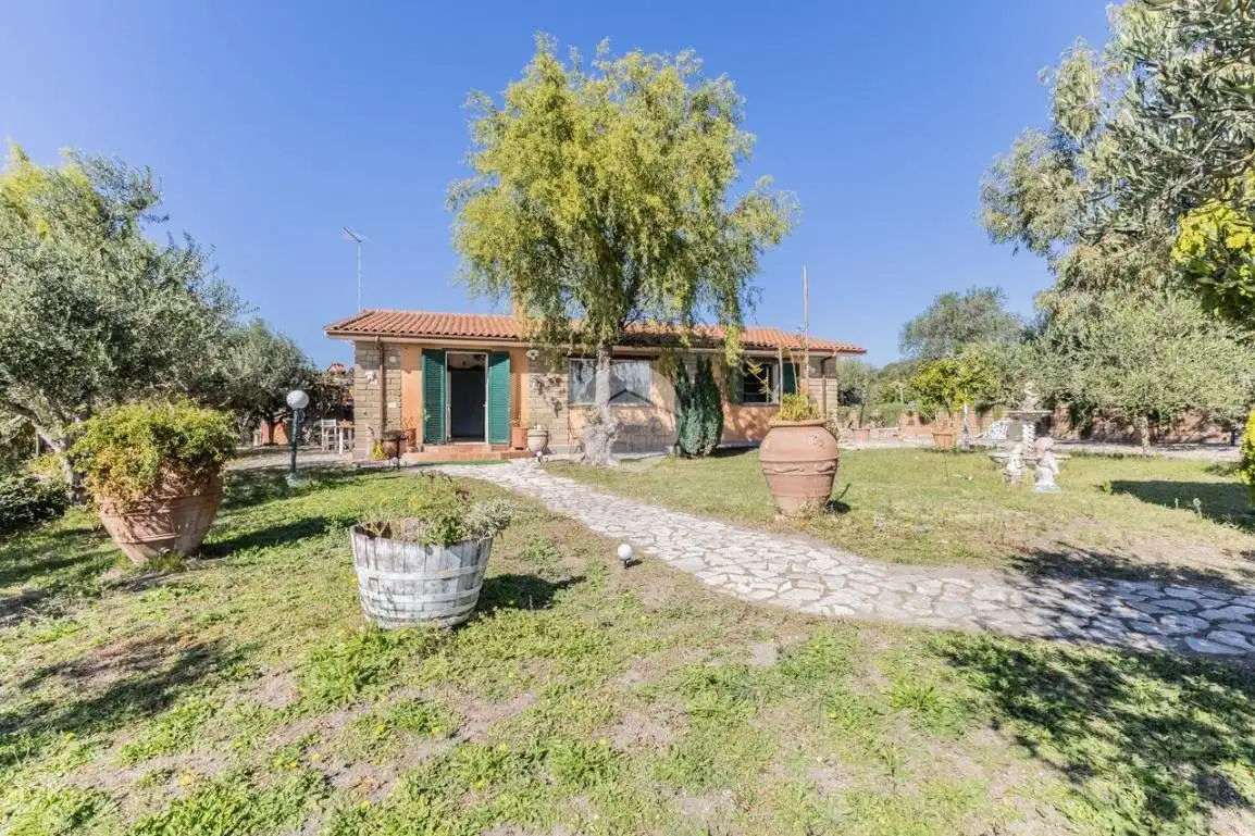 Villa in vendita a Monterosi