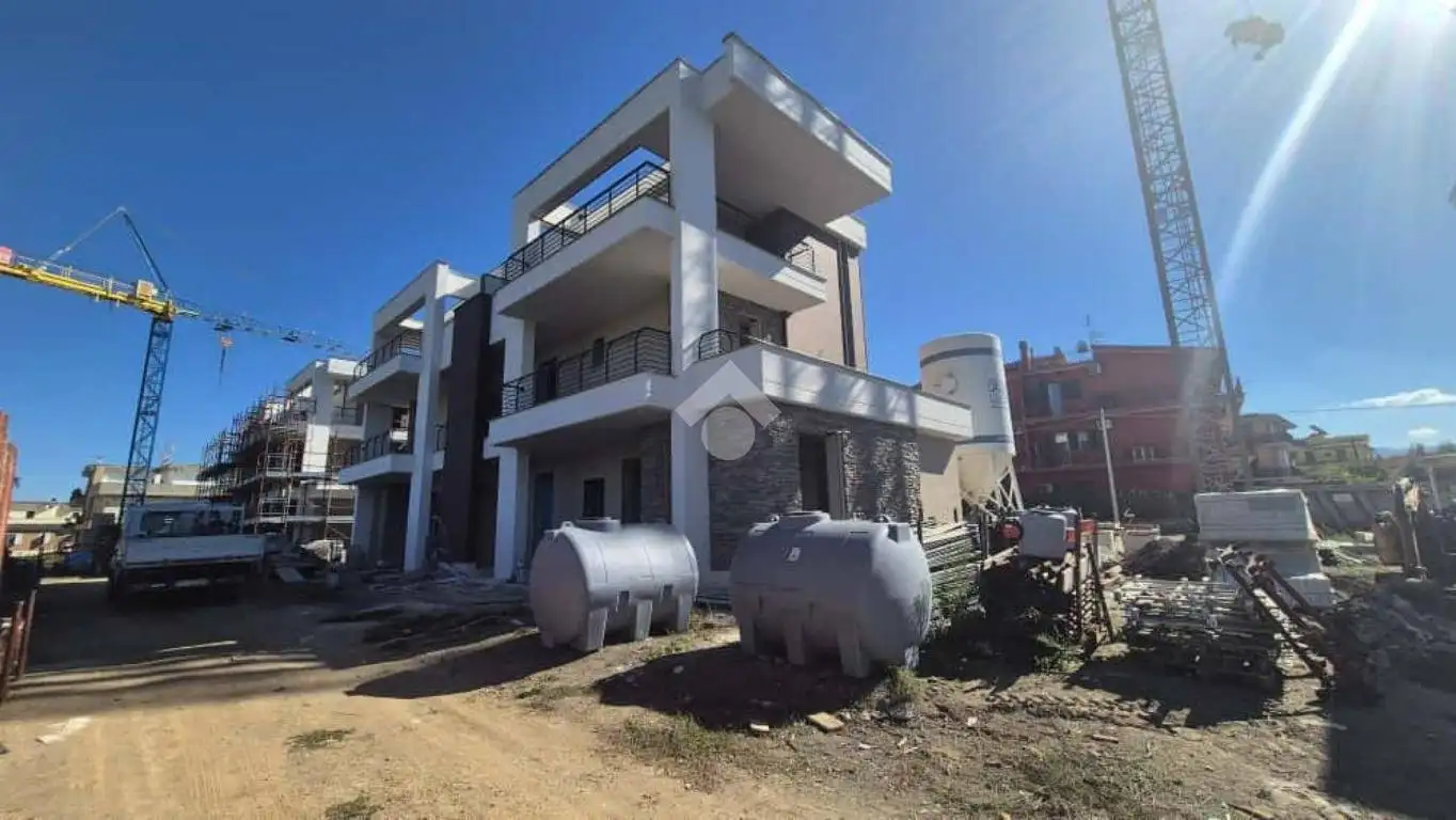 Villa plurifamiliare in vendita a Roma