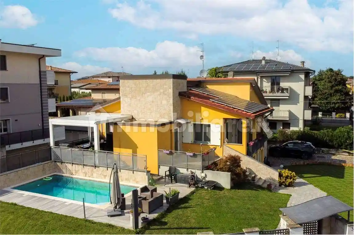 Villa in vendita a Romano di Lombardia