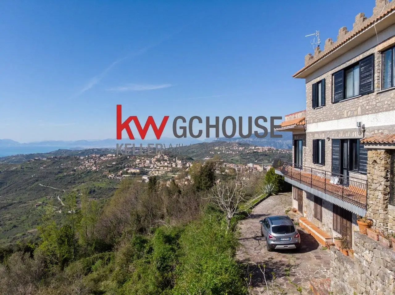 Villa in vendita a Lustra