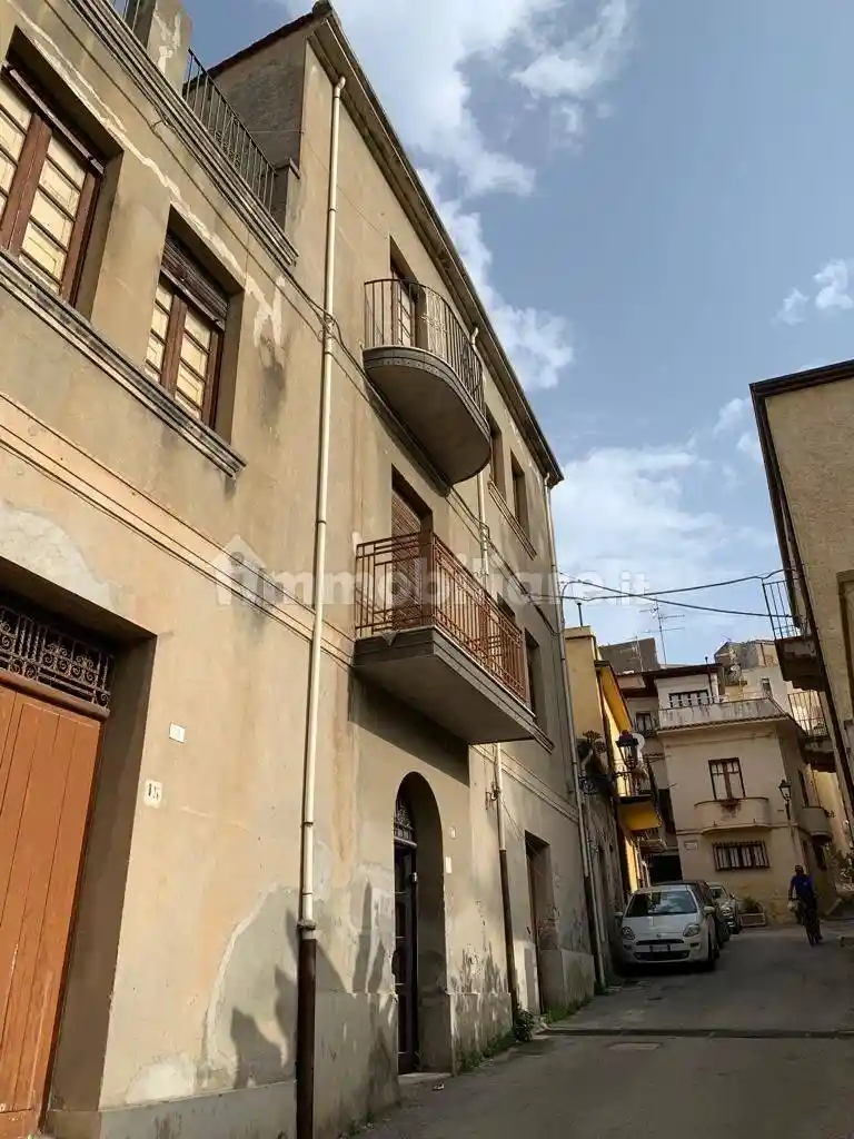 Palazzo - Edificio in vendita a Brolo