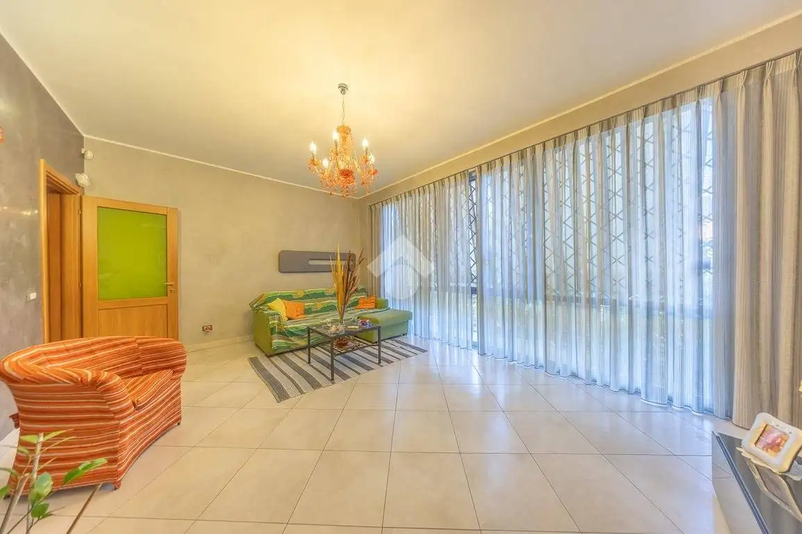 Villa plurifamiliare in vendita a Roma