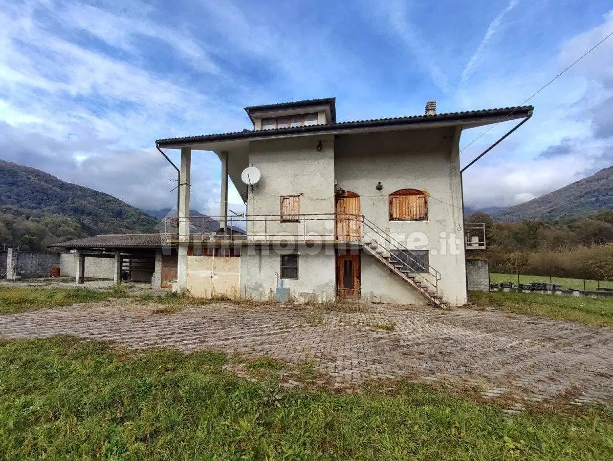 Casa indipendente in vendita a Valchiusa