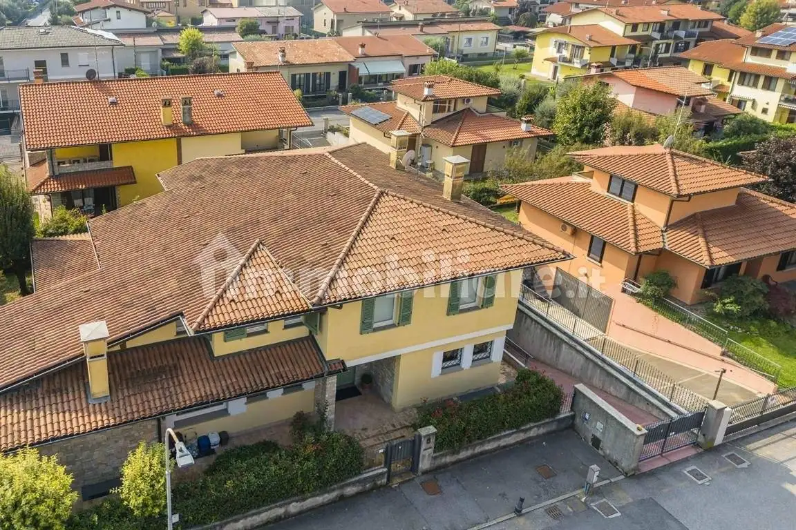 Villa in vendita a Ome