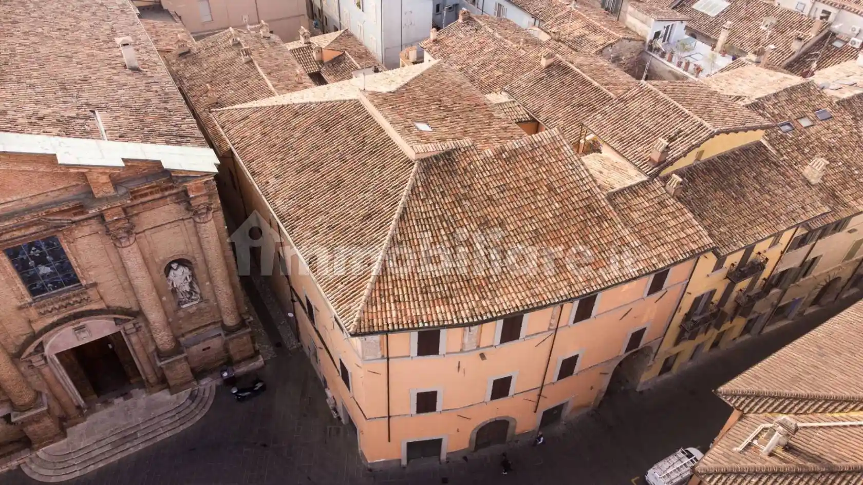 Palazzo - Edificio in vendita a Foligno