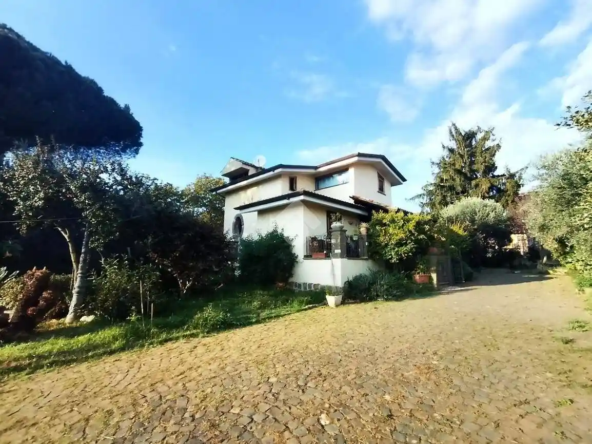 Villa in vendita a Lariano