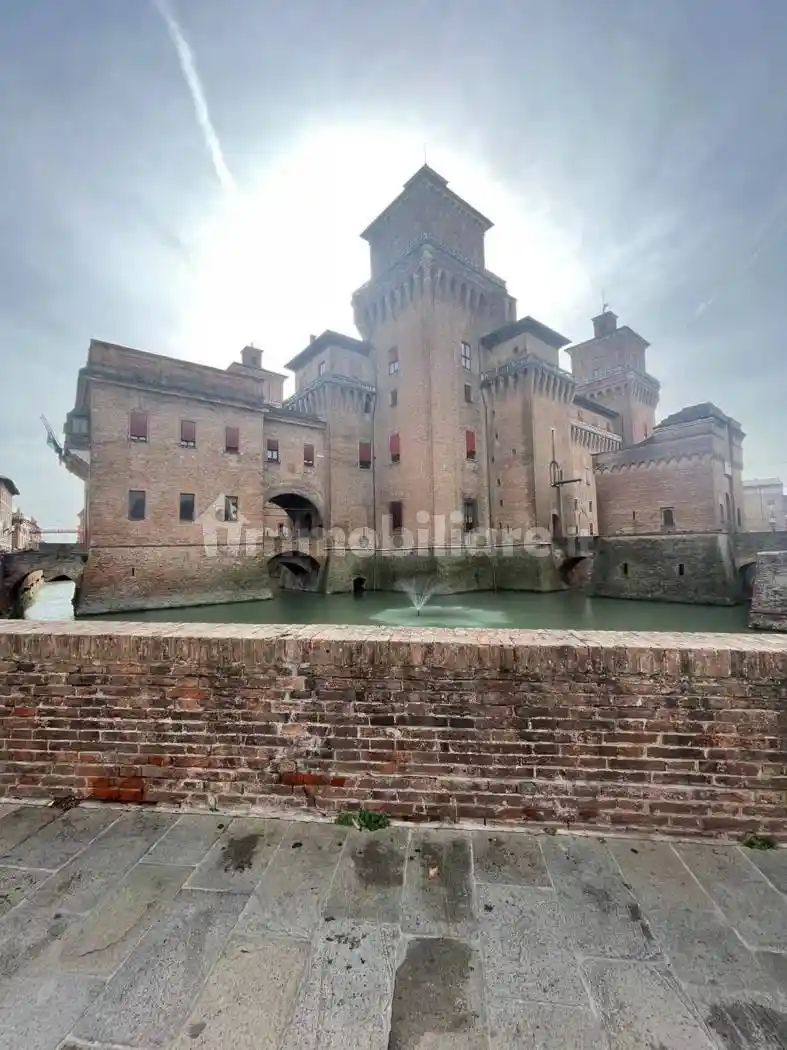 Palazzo - Edificio in vendita a Ferrara