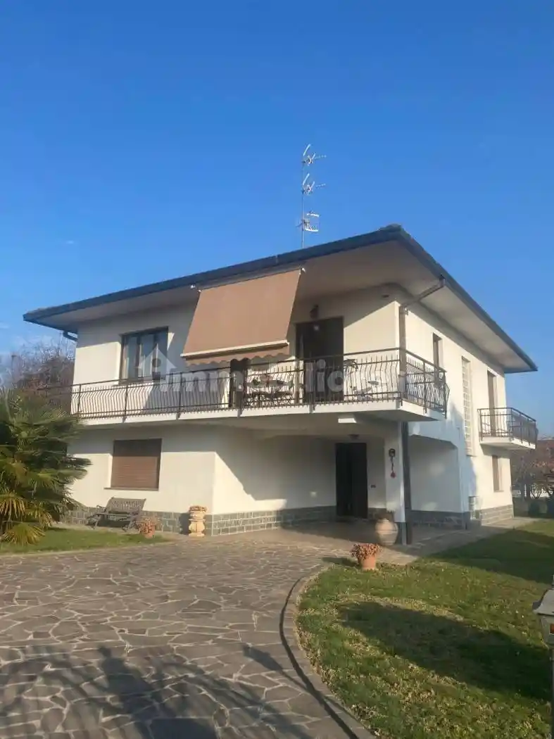 Villa in vendita a Cadorago