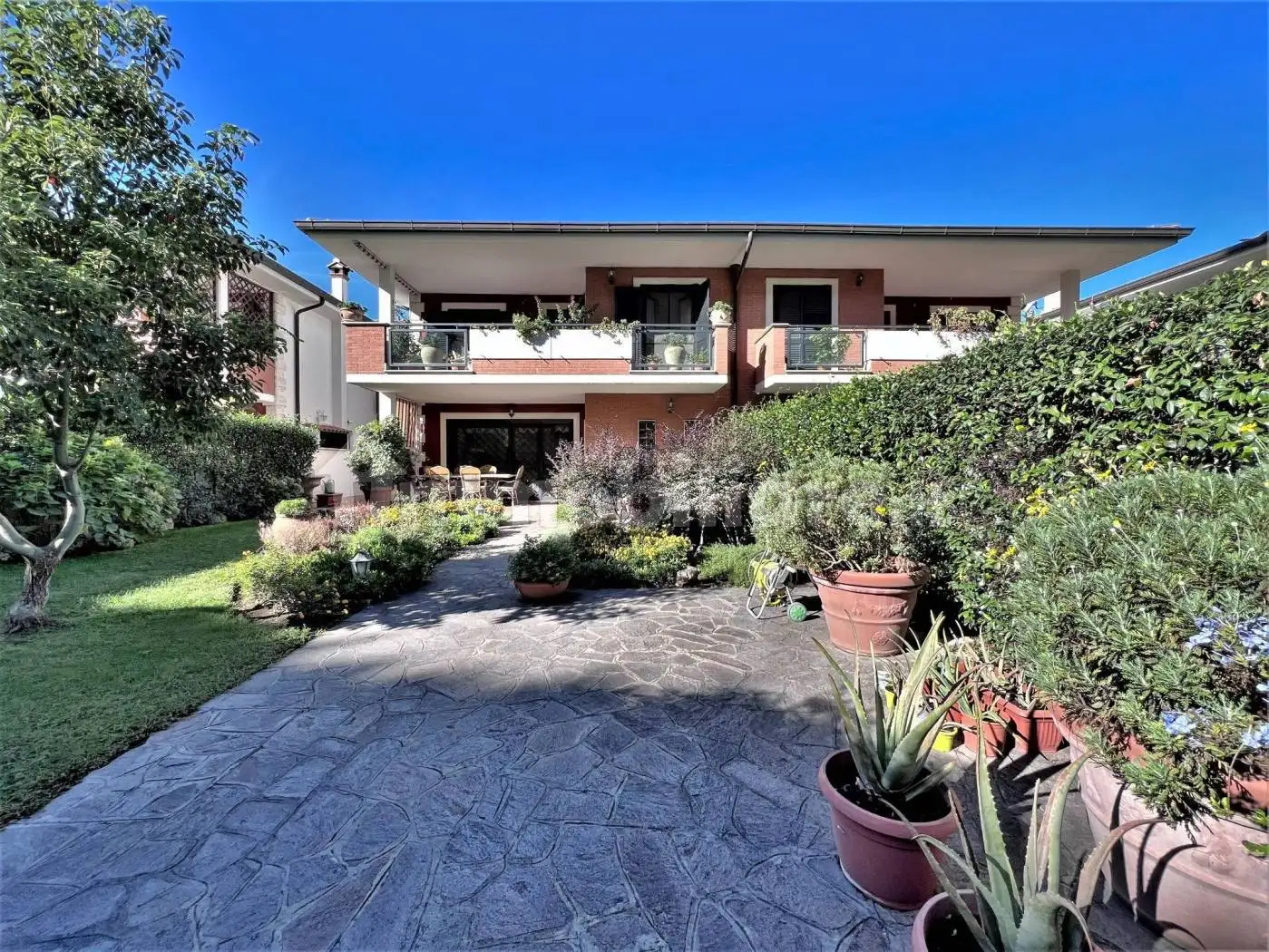 Villa plurifamiliare in vendita a Roma