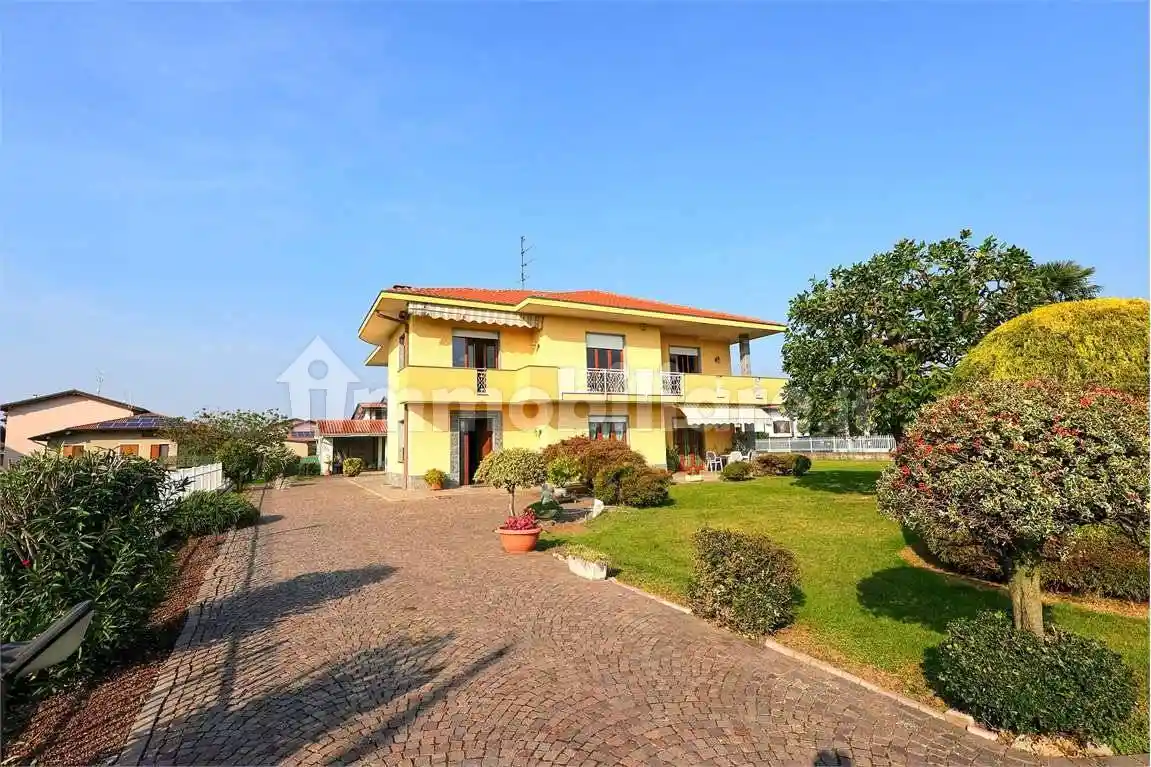 Villa in vendita a Oleggio