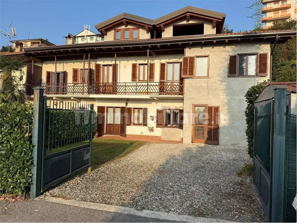 Villa in vendita a Nebbiuno