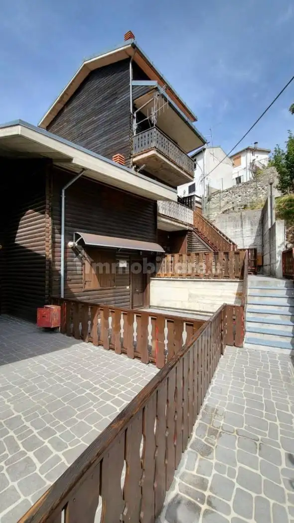 Palazzo - Edificio in vendita a Lucoli