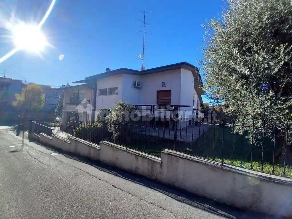 Casa indipendente in vendita a Desenzano del Garda