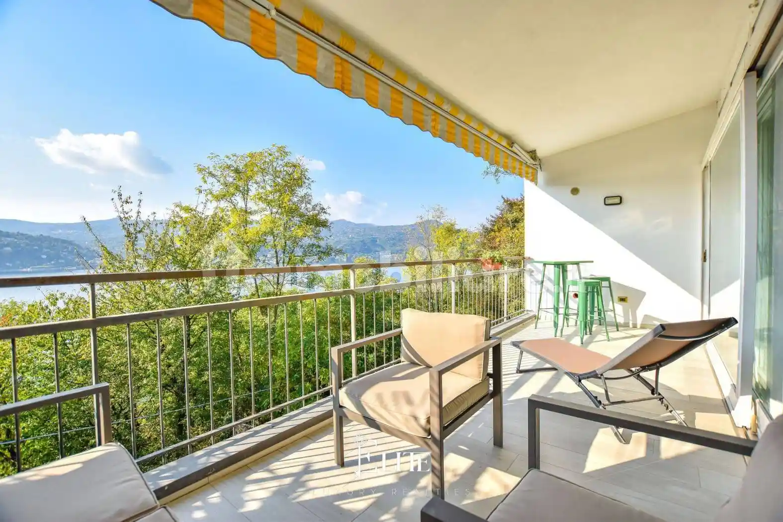 Appartamento in vendita a Angera