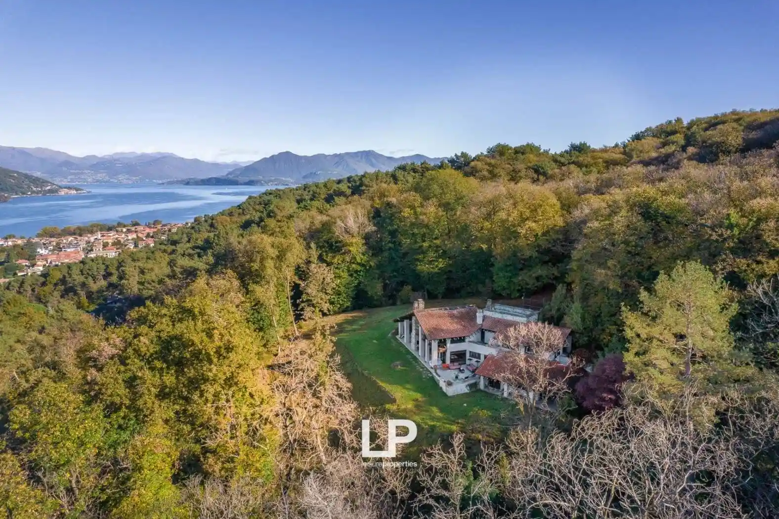 Villa in vendita a Angera