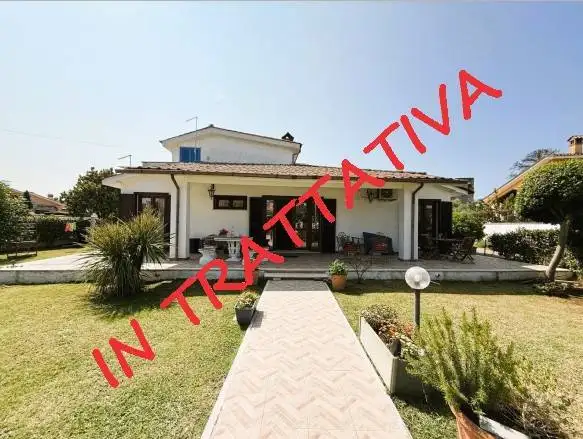 Villa bifamiliare in vendita a Roma