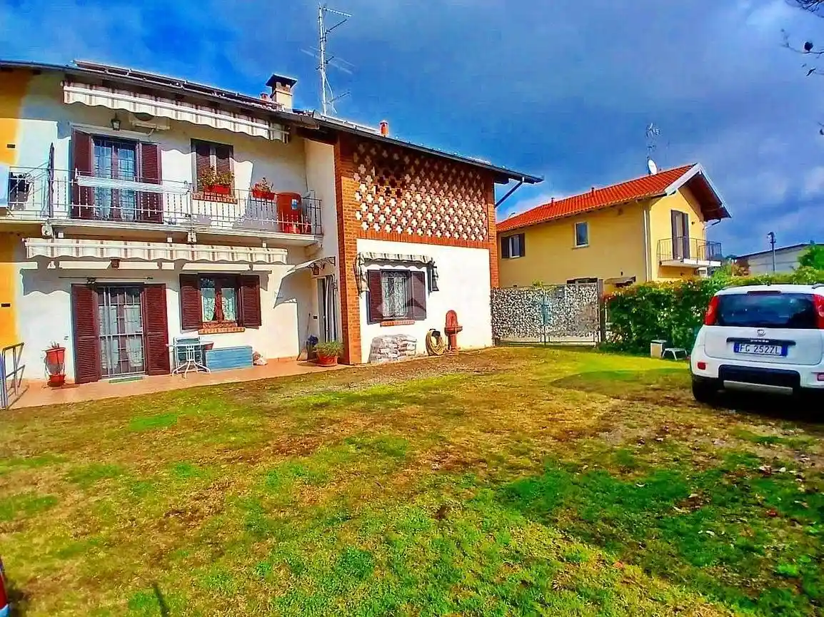 Casa indipendente in vendita a Sesto Calende