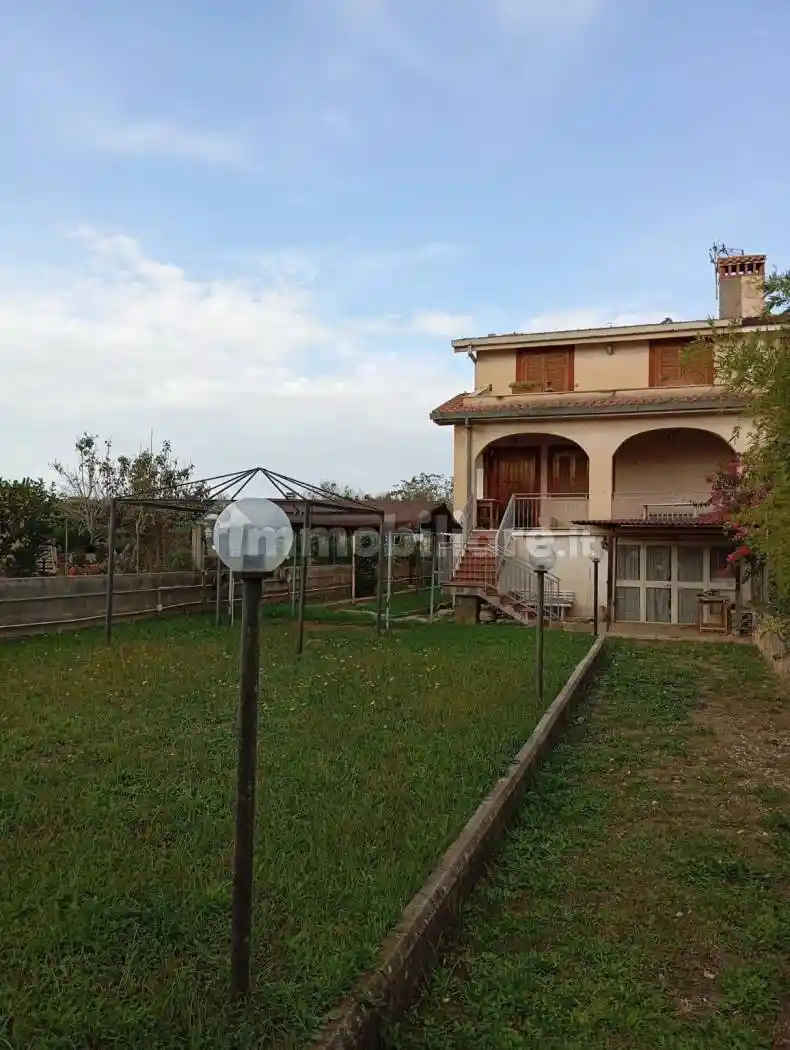 Villa bifamiliare via Licio Quinzio Cincinnato 41, Bainsizza, Latina - foto 2