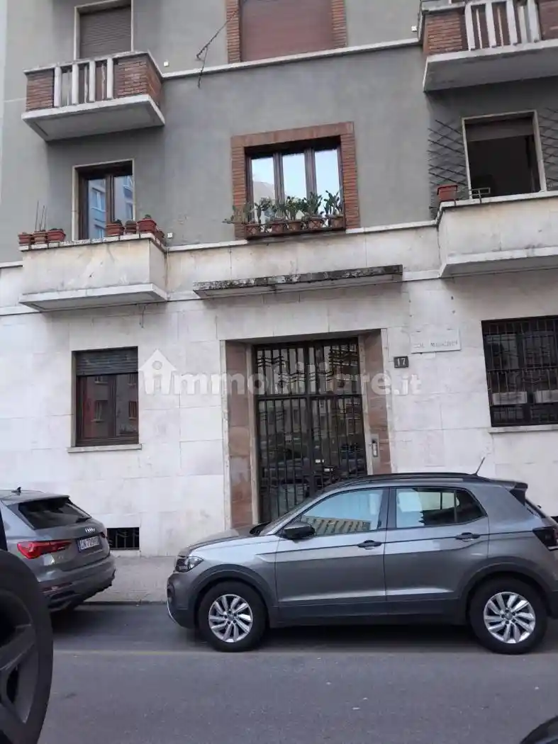 Trilocale buono stato, terzo piano, Corso San Gottardo, Milano - foto 3