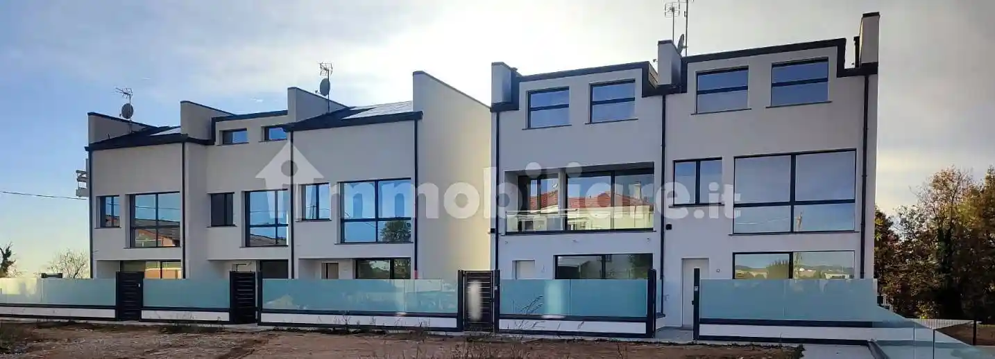 Villetta a schiera in vendita a Carugo