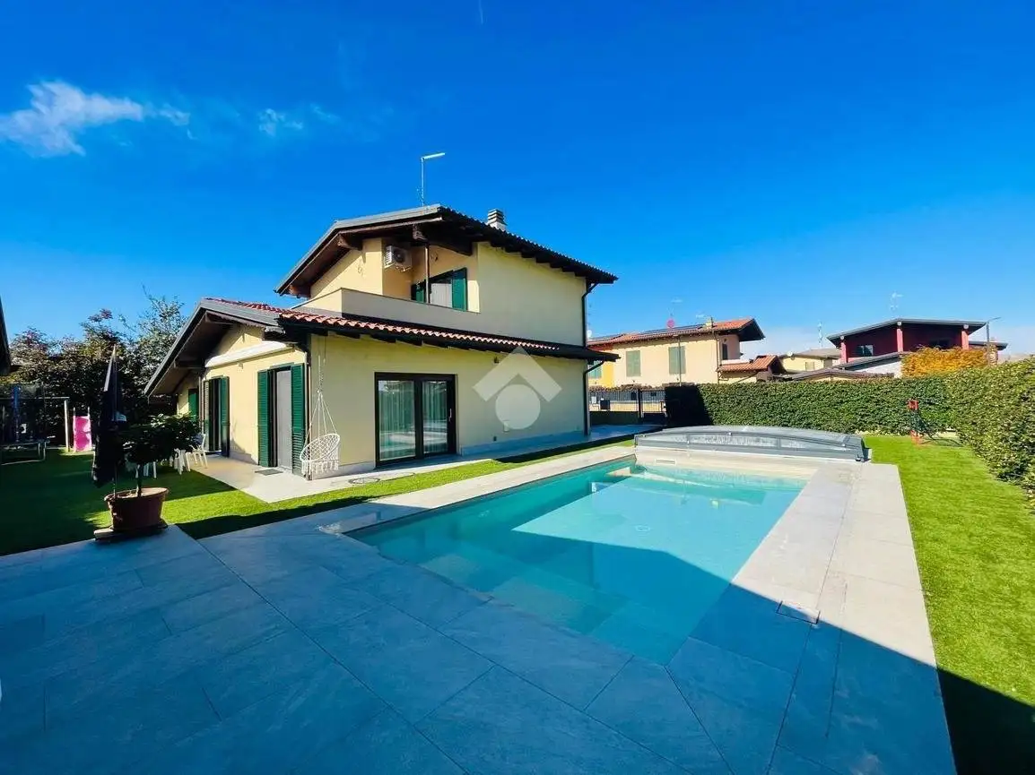 Villa in vendita a Biandrate