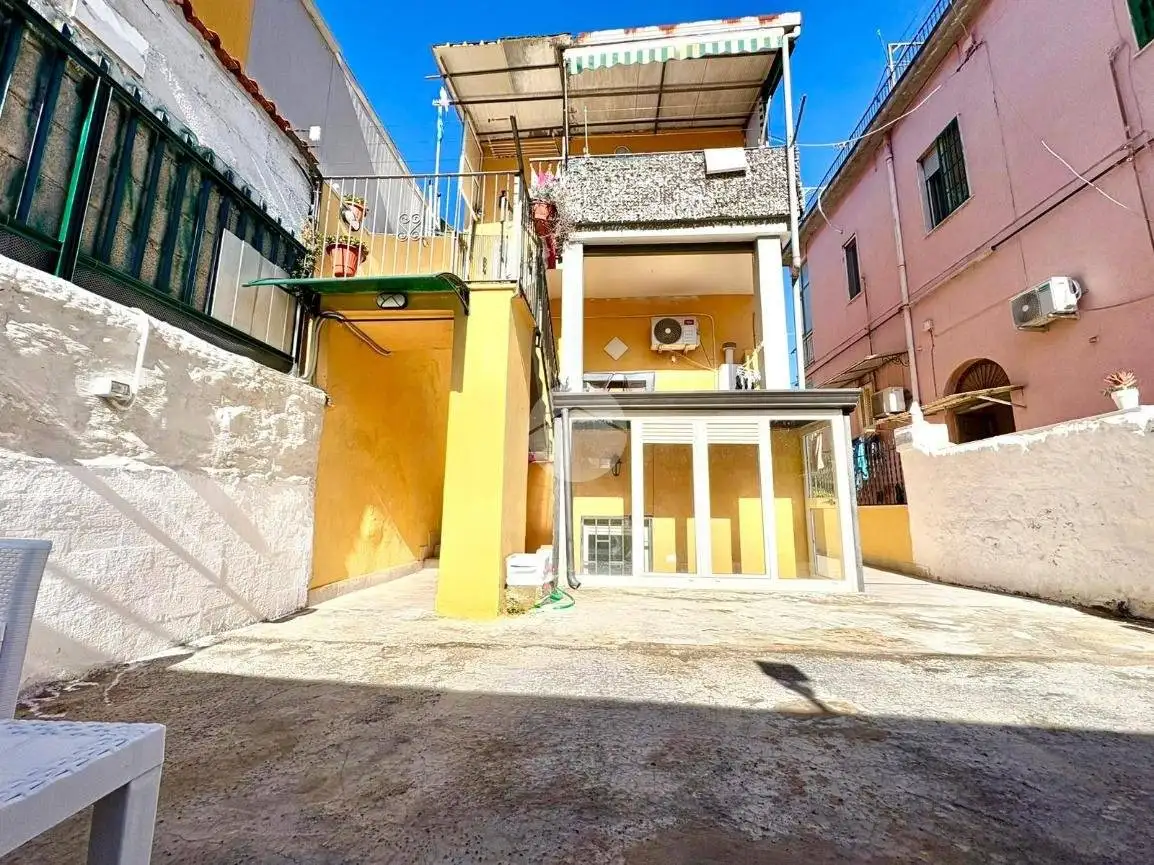 Palazzo - Edificio in vendita a Napoli