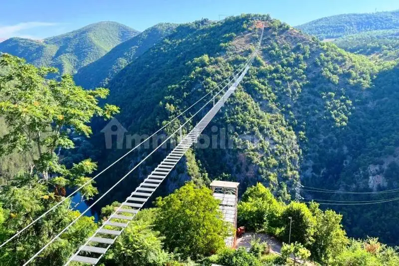 Casa indipendente in affitto a Sellano