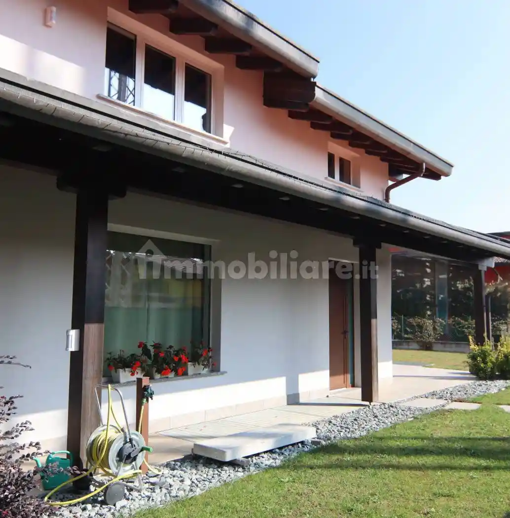 Villa bifamiliare 223 m², Faloppio - foto 2