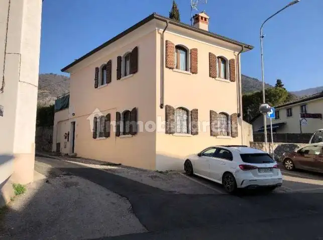 Palazzo - Stabile in asta a Caprino Veronese