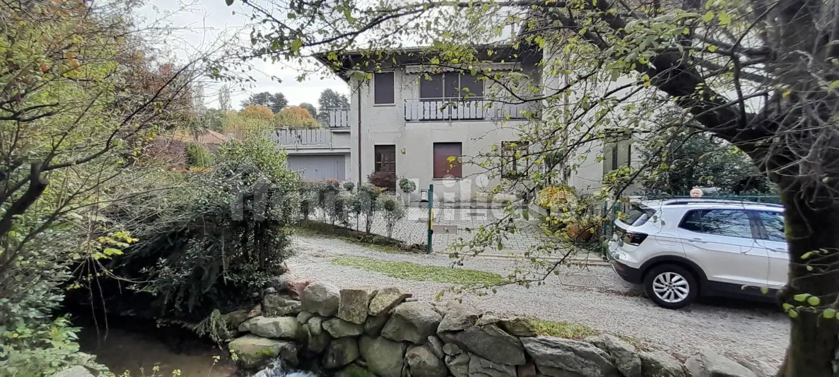 Casa indipendente in vendita a Carugo