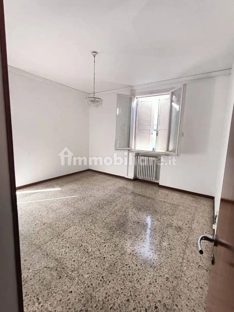 Appartamento via Giacomo Puccini, Centro, Castelnovo di Sotto - foto 2