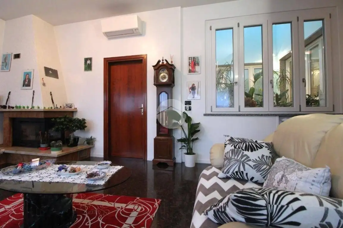 Villa bifamiliare via Cavalieri di Vittorio Veneto 16, Centro, Carpenedolo - foto 2