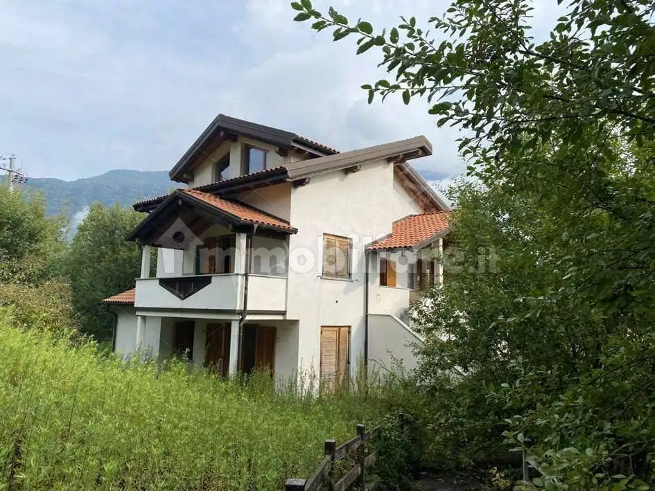 Palazzo - Stabile in asta a Parlasco