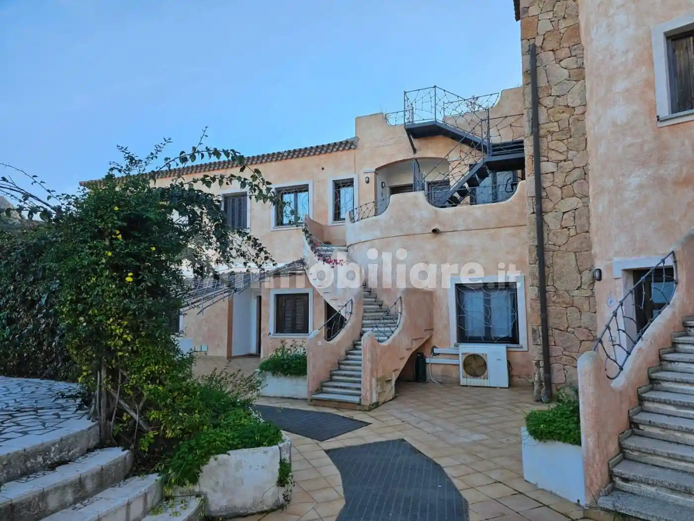 Palazzo - Edificio in vendita a Arzachena