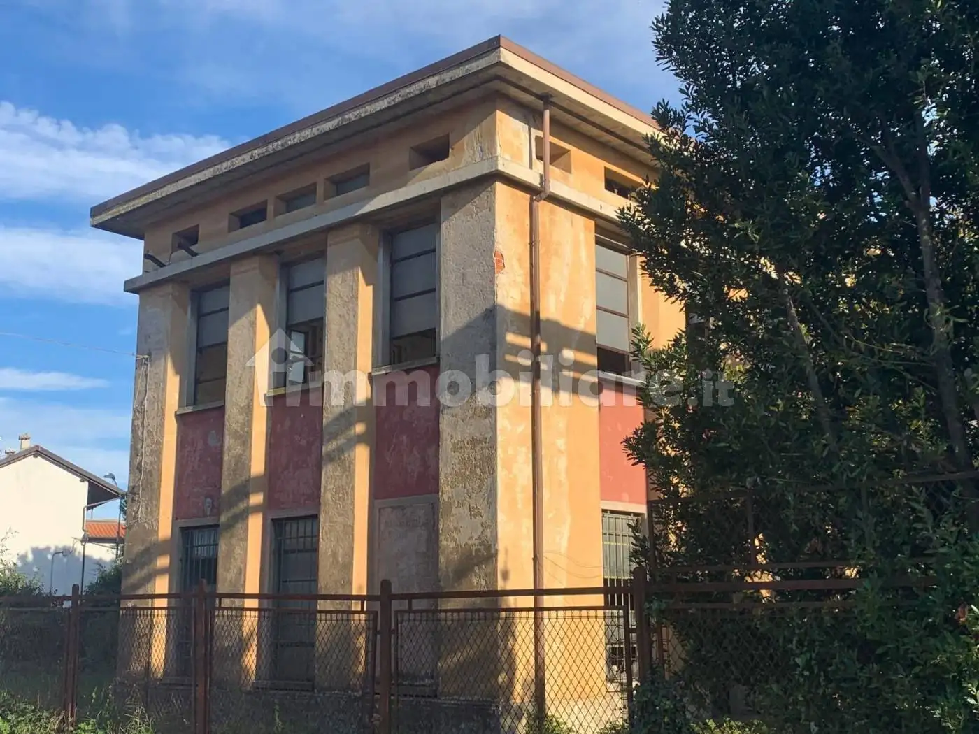 Palazzo - Edificio in vendita a Momo