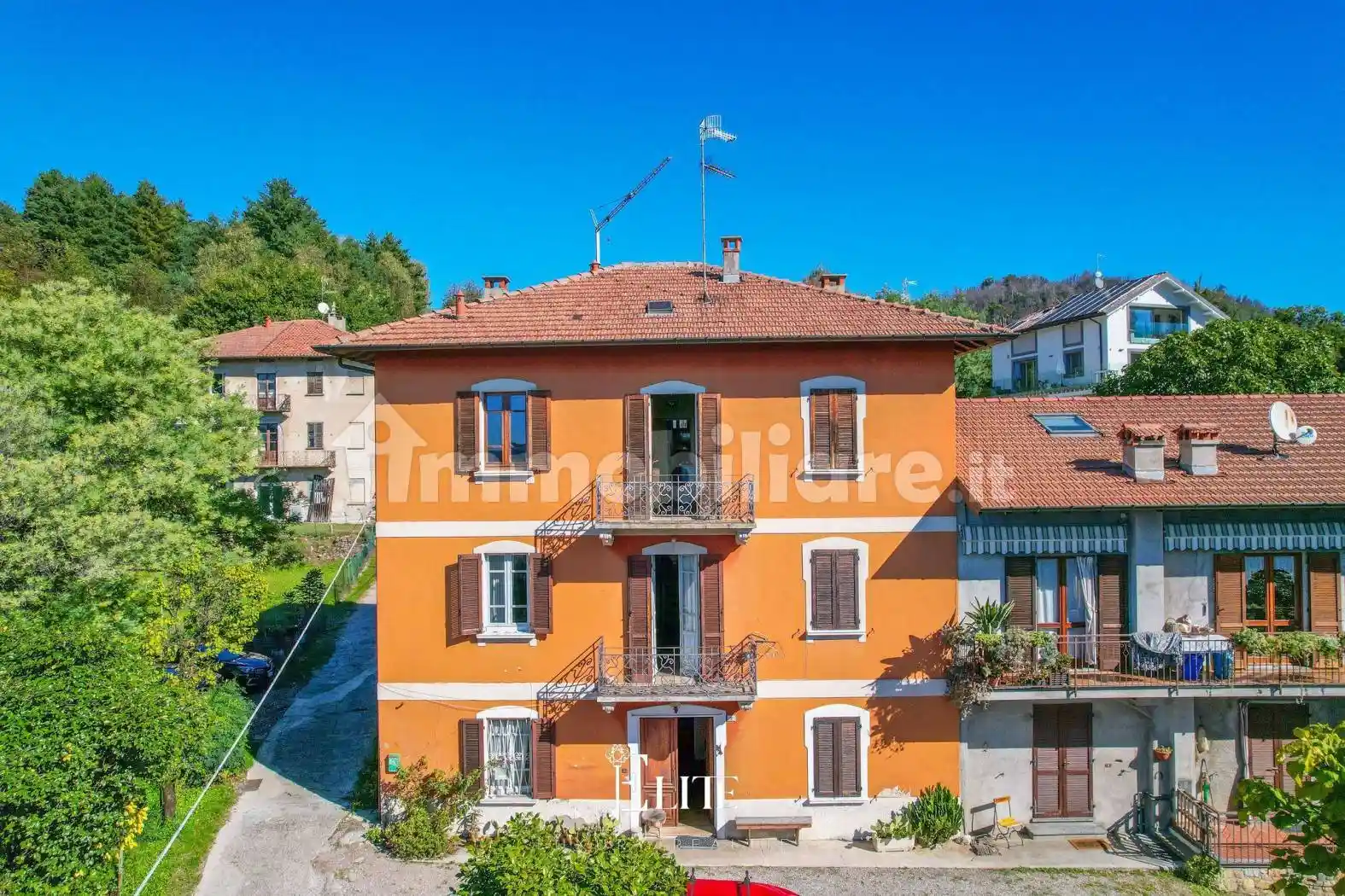 Villa in vendita a Angera