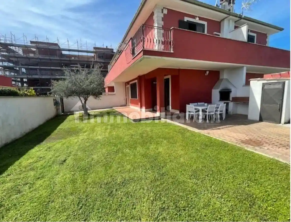 Villetta a schiera in vendita a Pomezia