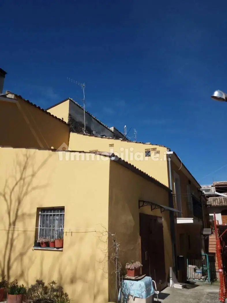 Trilocale Vico Dell'Arco, 5, Centro, Civitella Casanova - foto 2